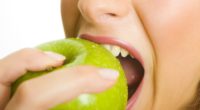 Los expertos en bienestar, nutrición y salud en general recomiendan consumir “una manzana al día”, debido a que esta popular fruta posee múltiples propiedades que podrían ayudar a mejorar la […]