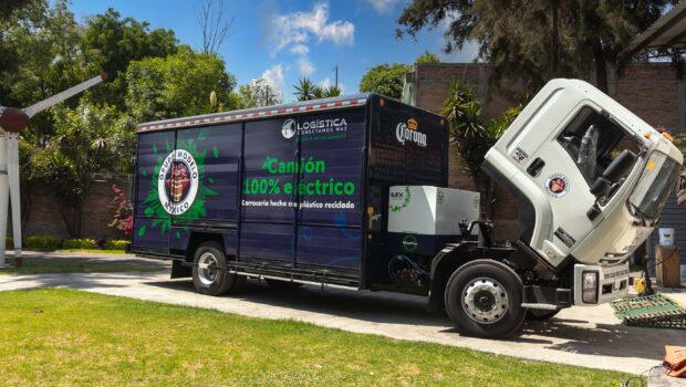 Grupo Modelo sigue haciendo historia al presentar su nuevo camión de cama baja 100% eléctrico con componentes de plástico reutilizado. Se trata de un vehículo único en el mundo en […]