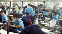 En la industria dedicada a la producción, distribución y venta de ropa, calzado y accesorios, la precariedad laboral está de moda. A un millón 18 mil trabajadores – de los […]