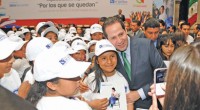 El gobernador del Estado de México, Eruviel Ávila Villegas, entregó estímulos en libros y dispositivos electrónicos a 385 becarios del programa “Para los que se quedan”, de la Fundación BBVA […]