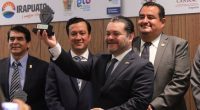 El secretario de Turismo de Guanajuato, Fernando Olivera Rocha recibió la ‘Presea Mérito Turístico Fresa de Platino 2017’ en el municipio de Irapuato como “Mejor Promotor de Turismo”, por la […]