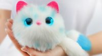 La empresa Bandai trae a México Pomsies, la mascota interactiva, que tiene seis gatitos diseñados para que las niñas los puedan llevar a todas partes y listos para que les den todos los […]